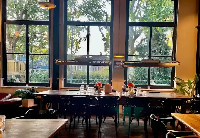 Tafel binnen bij De Alkmaarse Poort